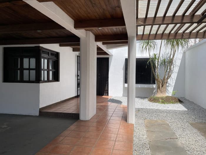 Casa en Venta para inversión en Los Manantiales - foto 1