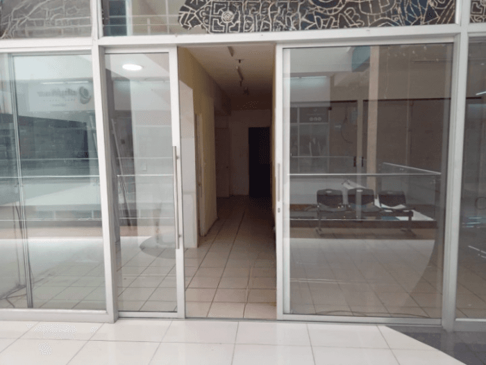 Rento Local en Centro Comercial en calzada Roosevelt - foto 1