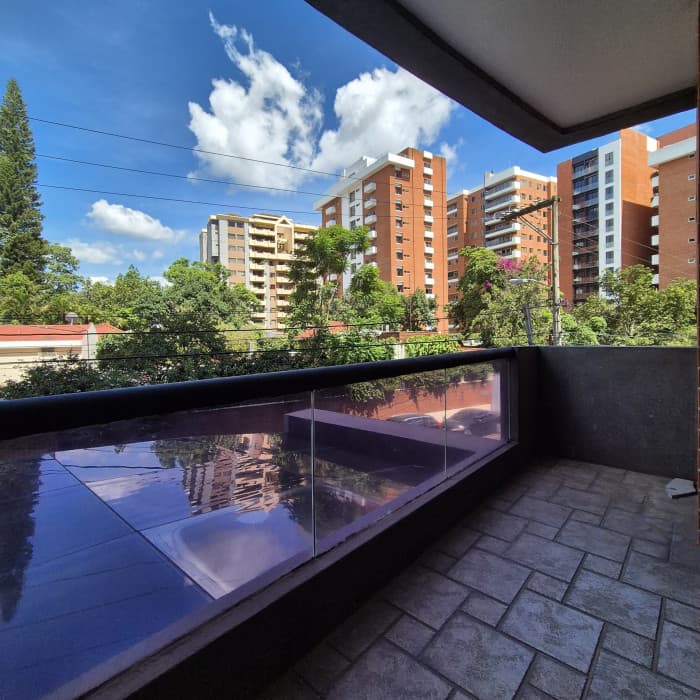 Apartamento amplio en alquiler en zona 10 - foto 1