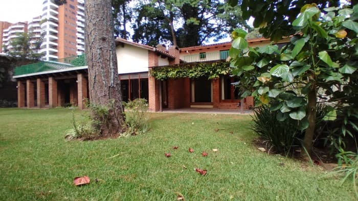 Renta de Lujosa Casa amplia en Zona 14 - foto 1