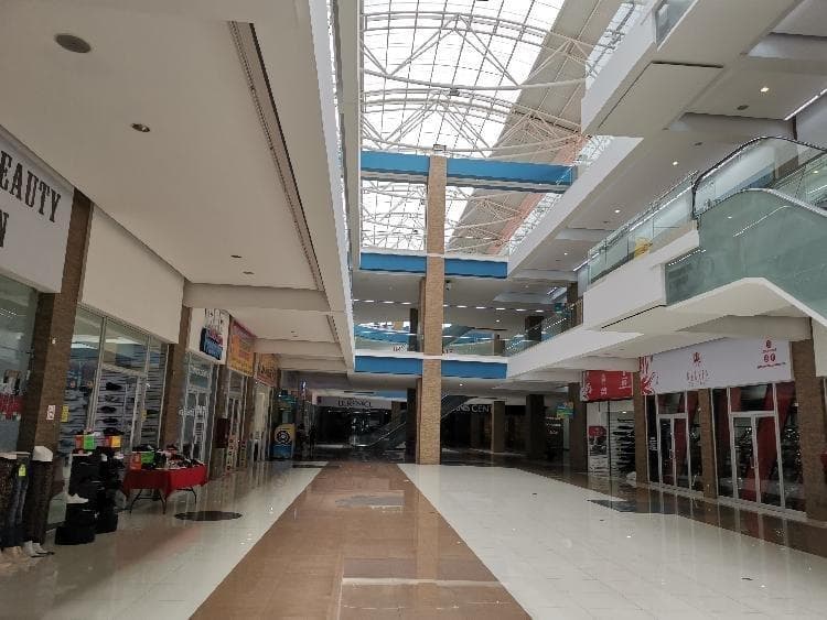 Rento Local en Centro Comercial en calzada Roosevelt - foto 1