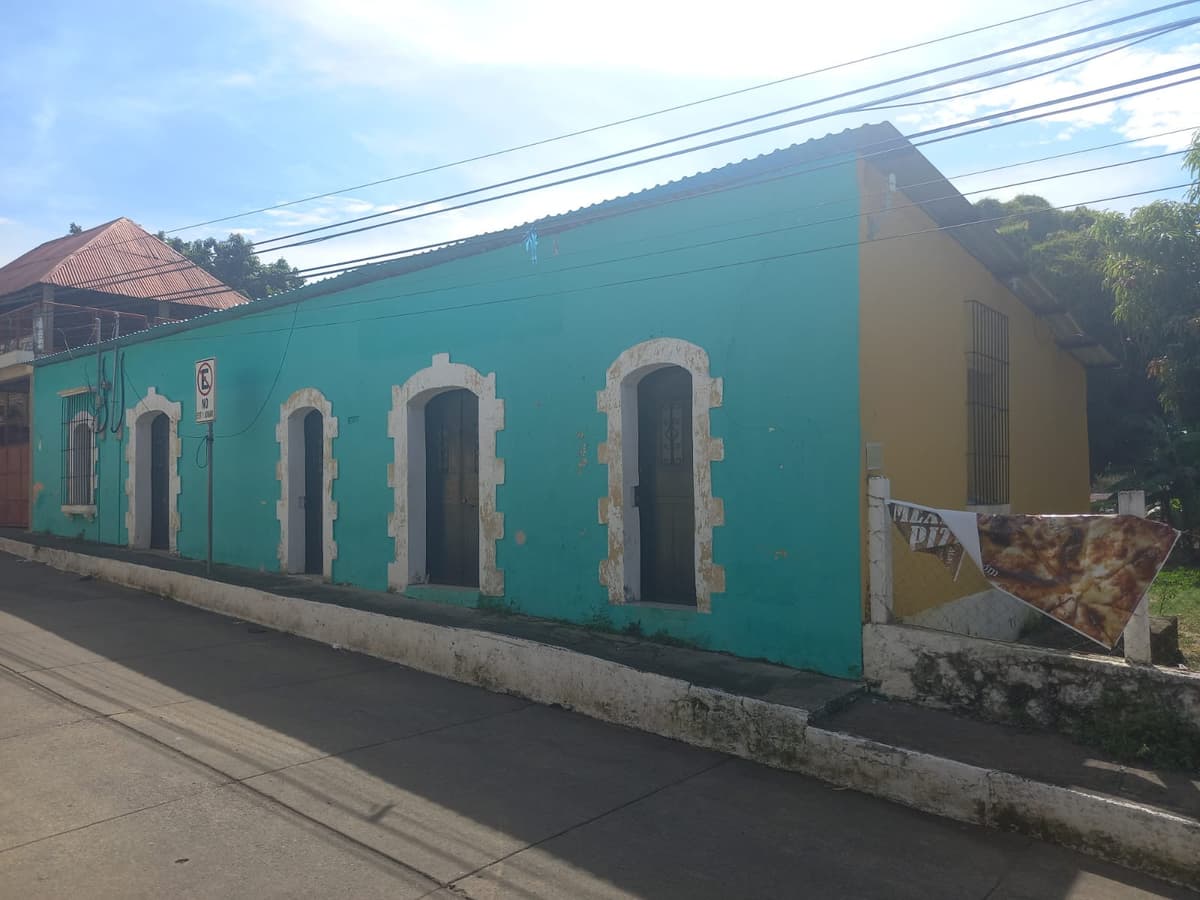 Venta de Casa frente a Mercado Central Santa Rosa - foto 1