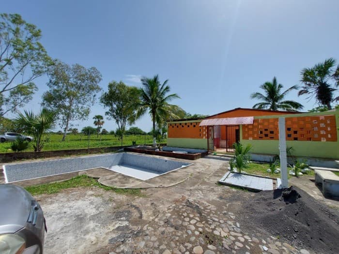 En venta  terreno y casa vacacional en Taxisco - foto 1