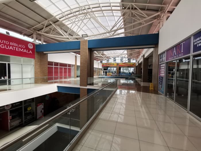 Rento Local en Centro Comercial en calzada Roosevelt - foto 4
