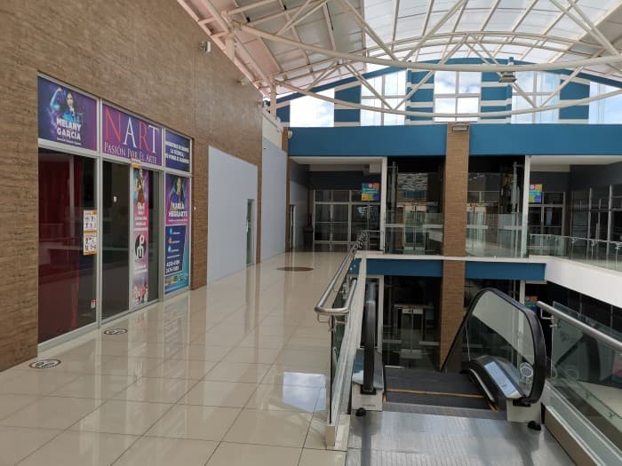 Rento Local en Centro Comercial en calzada Roosevelt - foto 2