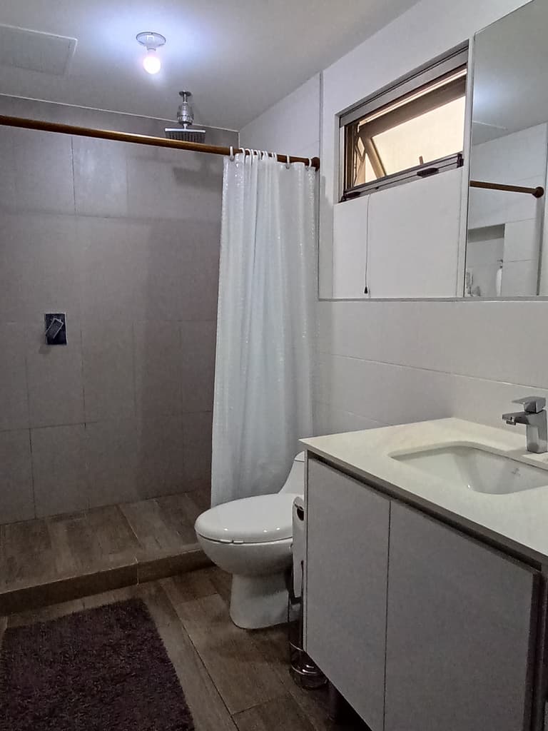 Apartamento en renta con pérgola y jardín en zona 14 - foto 13