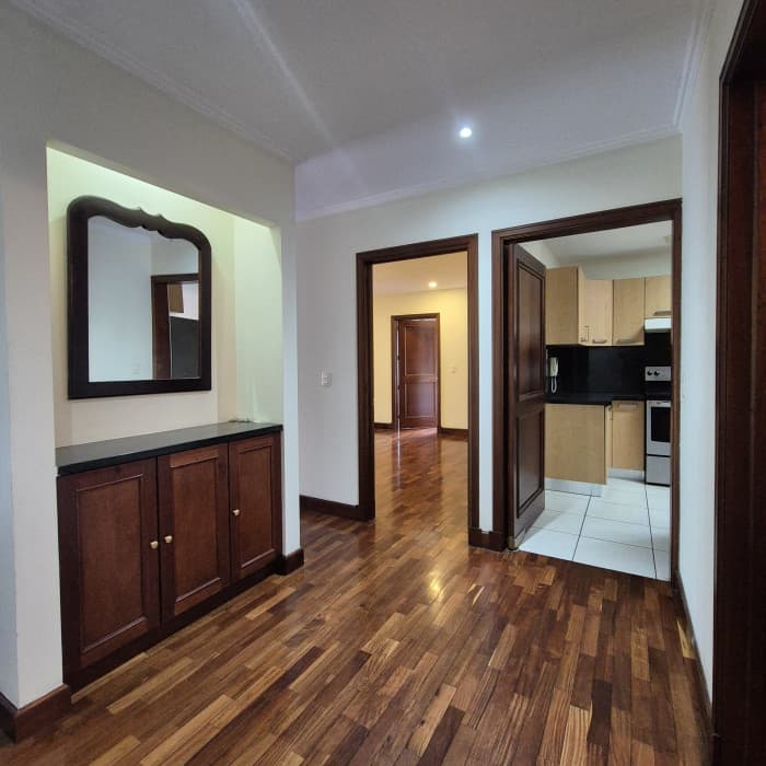 Apartamento amplio en alquiler en zona 10 - foto 3