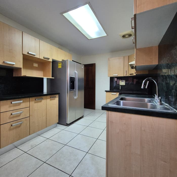 Apartamento amplio en alquiler en zona 10 - foto 4