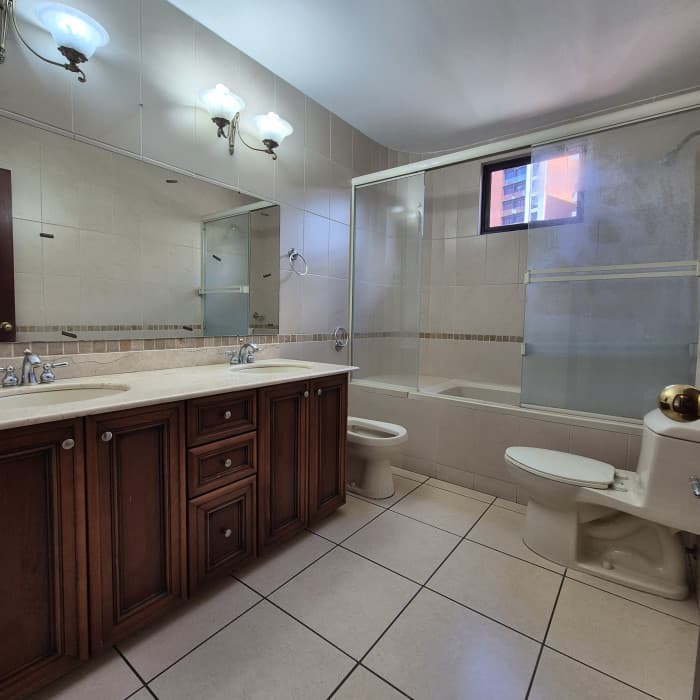 Apartamento amplio en alquiler en zona 10 - foto 11