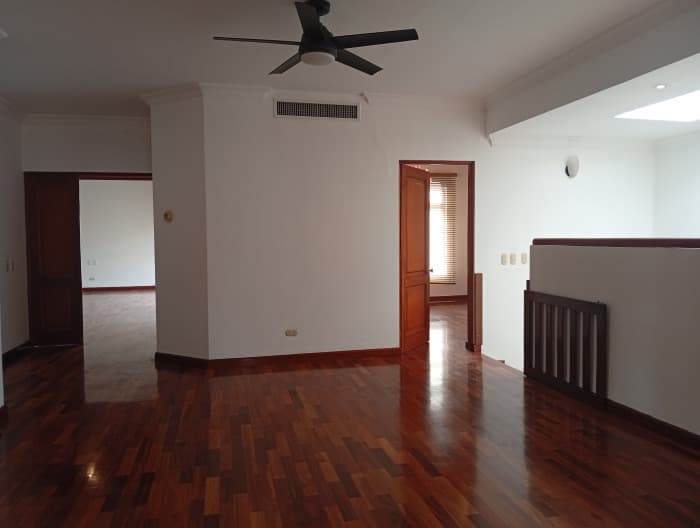 Casa en renta Condominio Cercano Diagonal 6, Zona 10 - foto 11
