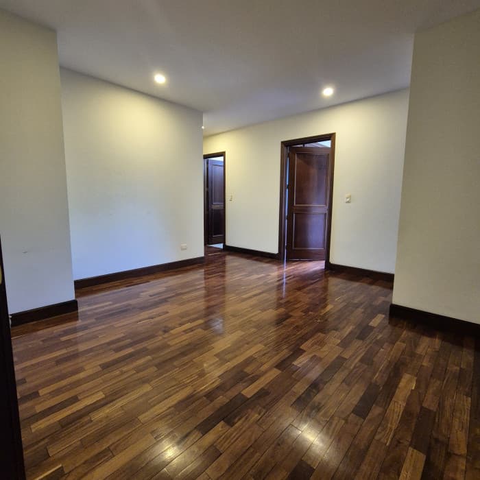 Apartamento amplio en alquiler en zona 10 - foto 6