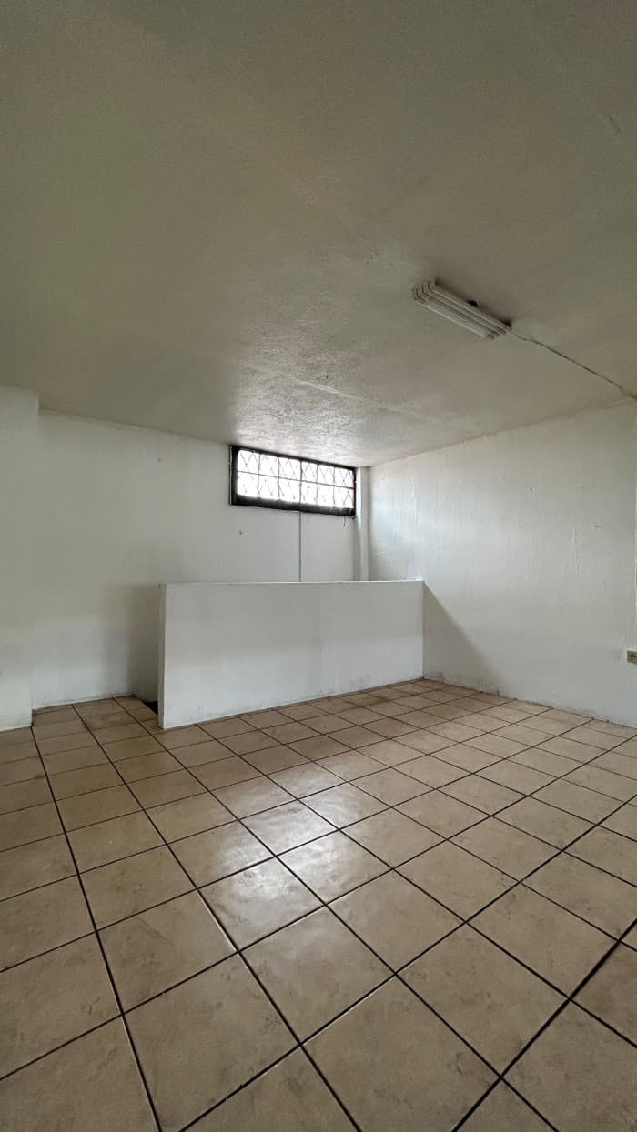 Local comercial en Alquiler en Avenida Bolivar zona 3 - foto 5