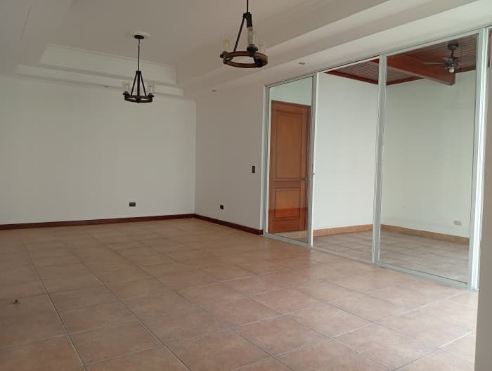 Casa en renta Condominio Cercano Diagonal 6, Zona 10 - foto 4