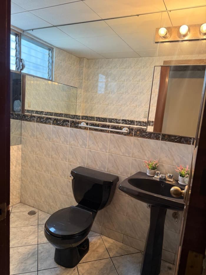 Casa sobre vía principal en Venta en Lourdes Zona 17 - foto 14