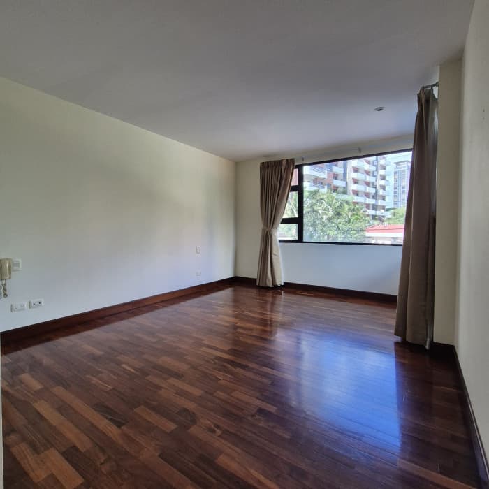 Apartamento amplio en alquiler en zona 10 - foto 7