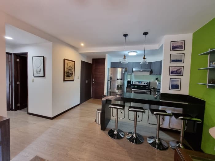 Apartamento en renta zona 10 amueblado con terraza - foto 2