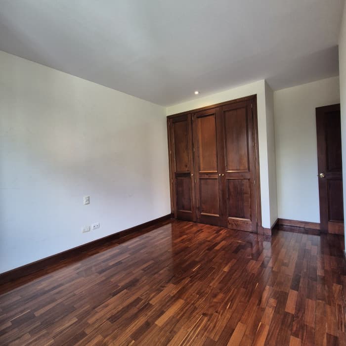 Apartamento amplio en alquiler en zona 10 - foto 8