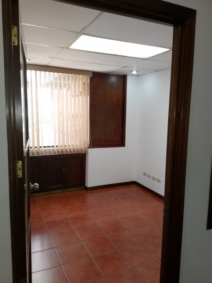 Oficina en renta en zona 10 - foto 2