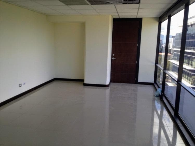 Oficina amplia en Venta en Zona 10 de Guatemala - foto 4