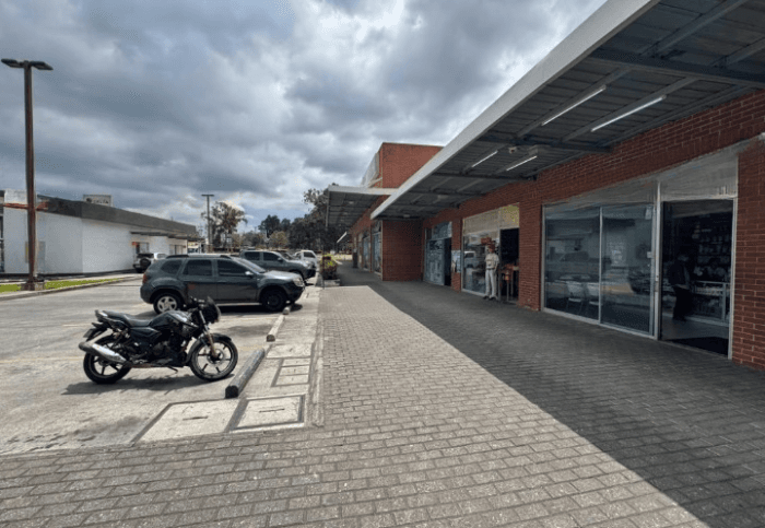 Local en Alquiler en Plaza Comercial de Bárcenas  - foto 6