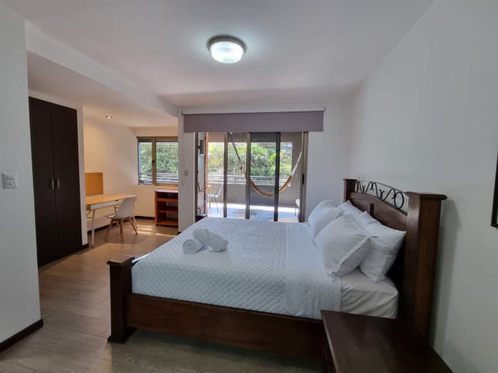 Apartamento en renta zona 10 amueblado con terraza - foto 3
