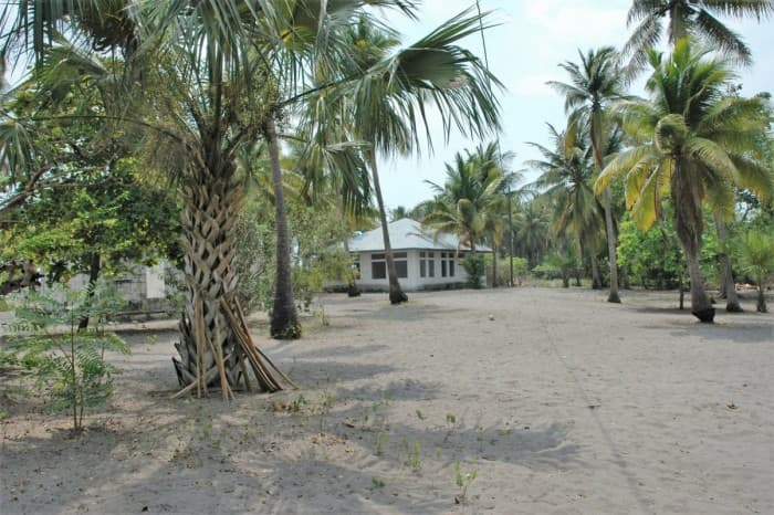 Terreno frente al mar con chalet en venta Playa Tulate - foto 2