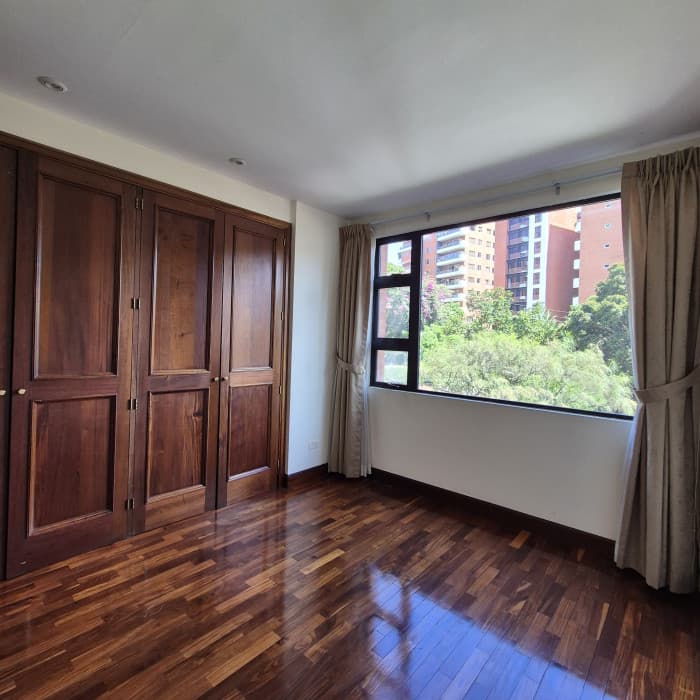 Apartamento amplio en alquiler en zona 10 - foto 9