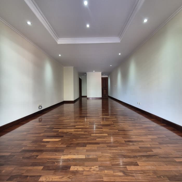 Apartamento amplio en alquiler en zona 10 - foto 2
