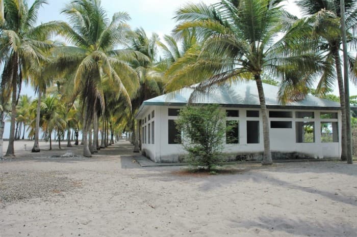 Terreno frente al mar con chalet en venta Playa Tulate - foto 4