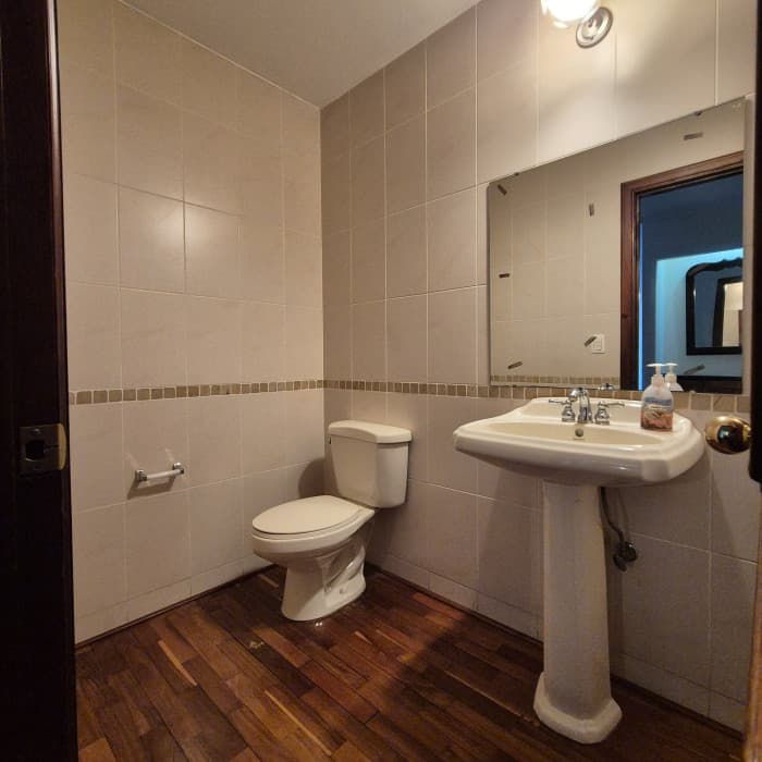 Apartamento amplio en alquiler en zona 10 - foto 5