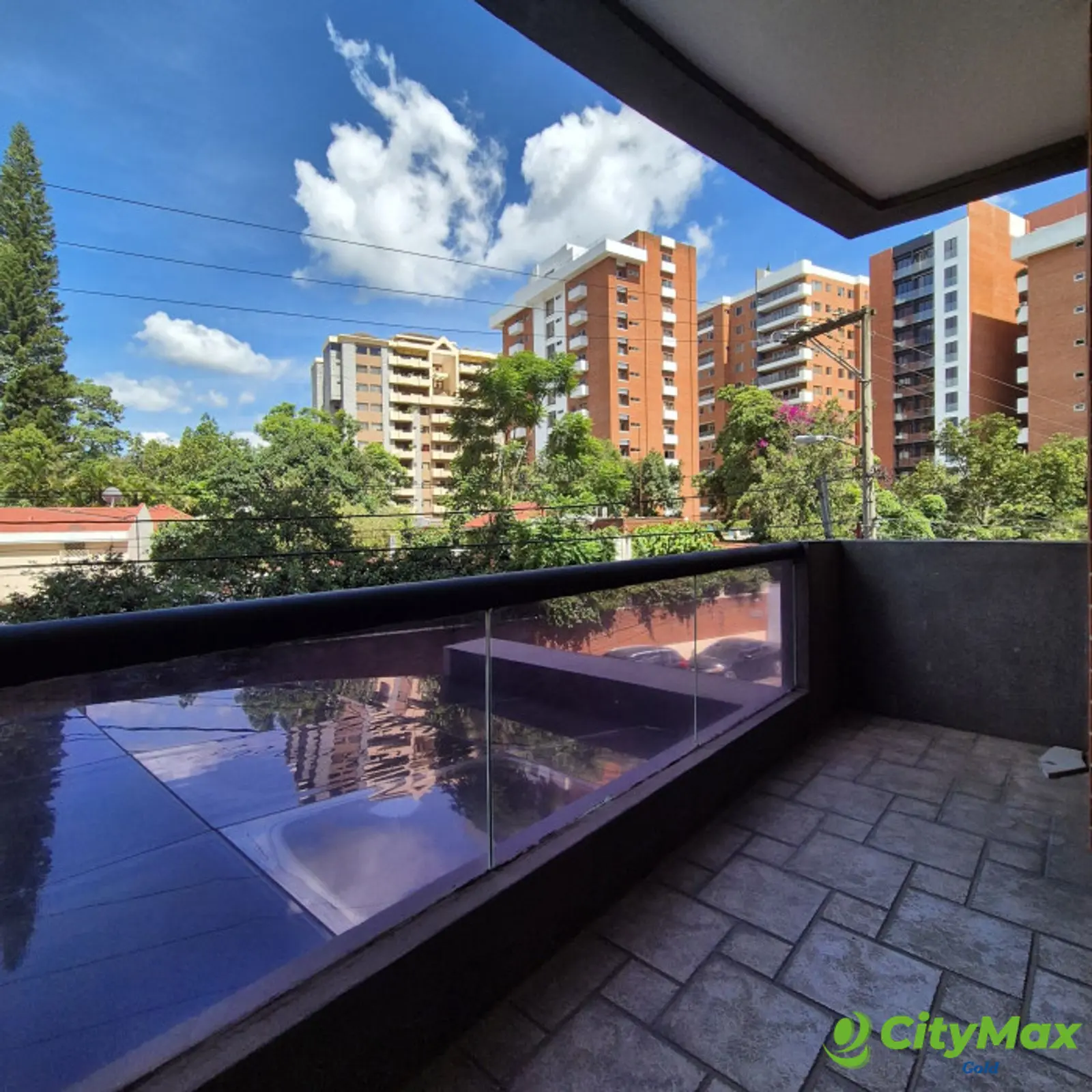Apartamento amplio en alquiler en zona 10 - foto 1