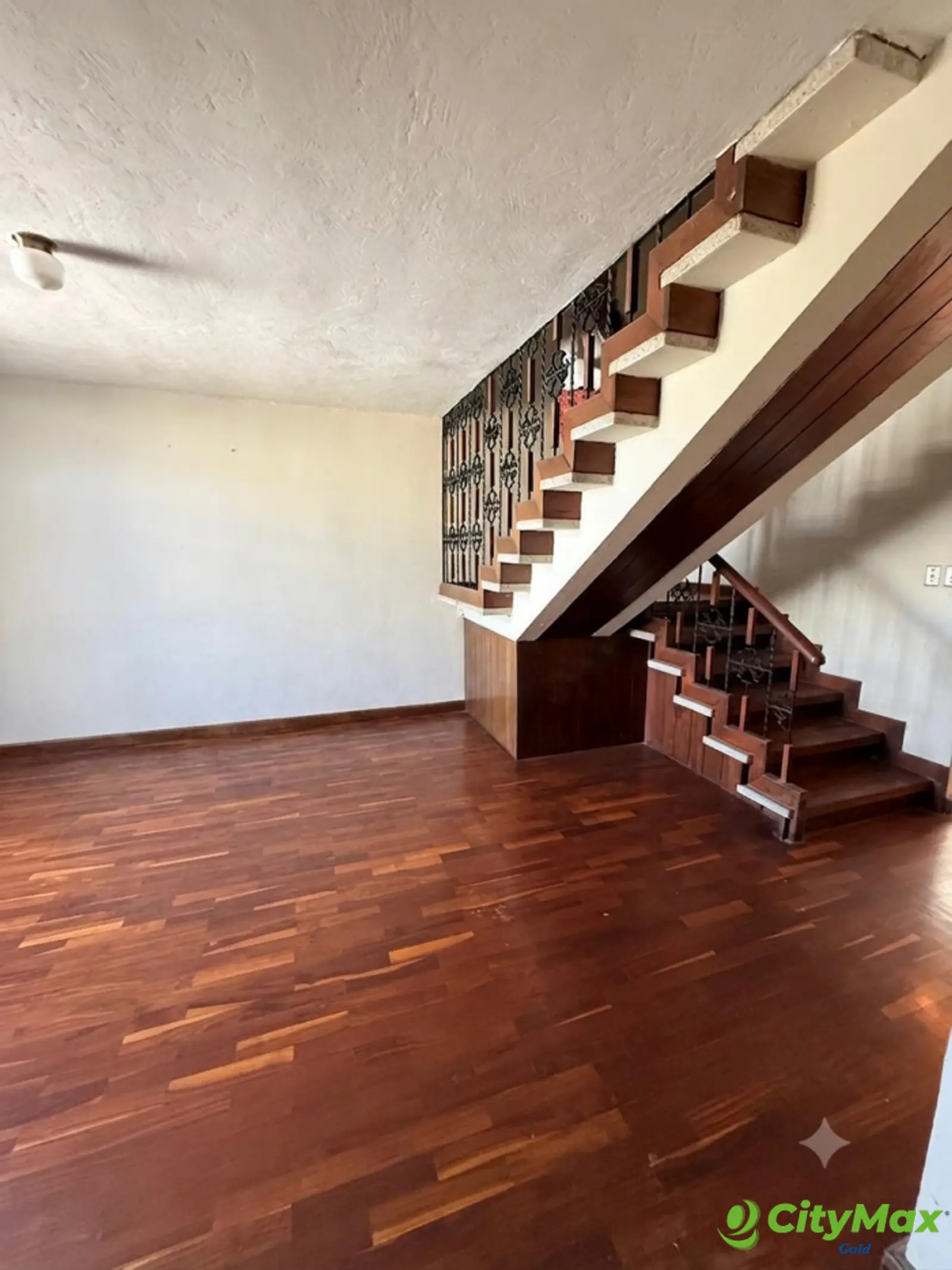 Casa sobre vía principal en Venta en Lourdes Zona 17 - Sala de estar