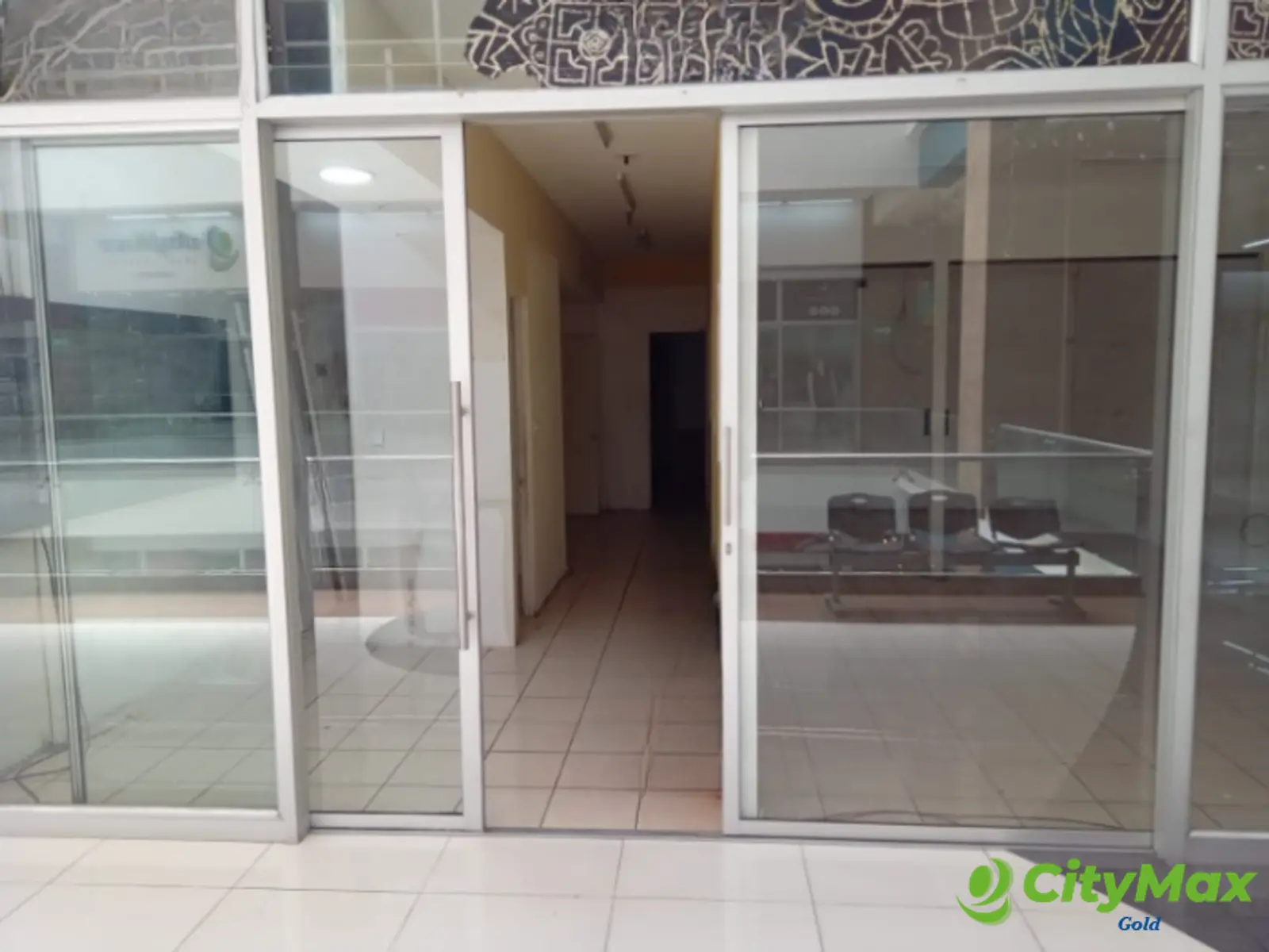 Rento Local en Centro Comercial en calzada Roosevelt - foto 1