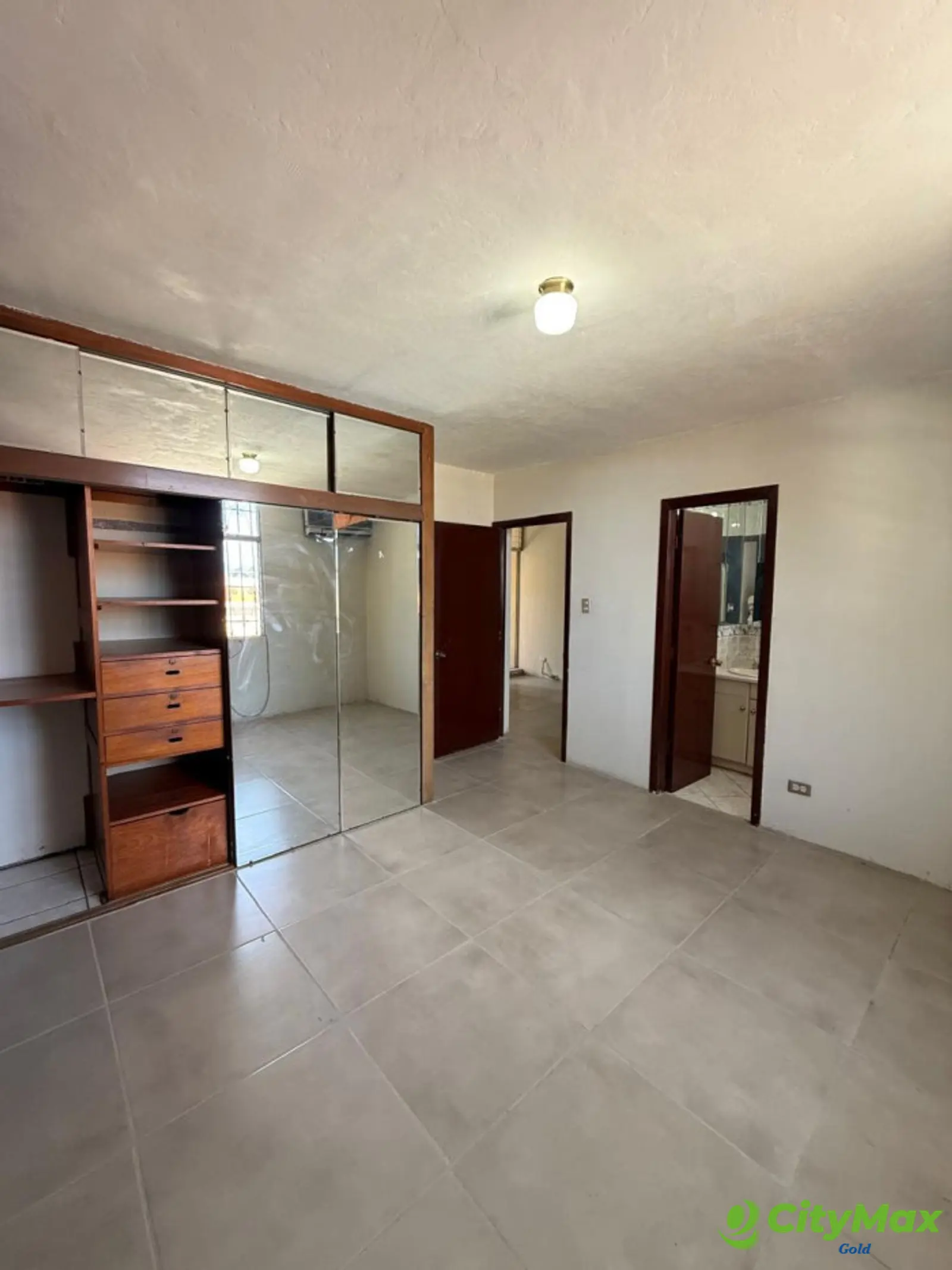 Casa sobre vía principal en Venta en Lourdes Zona 17 - Habitación principal