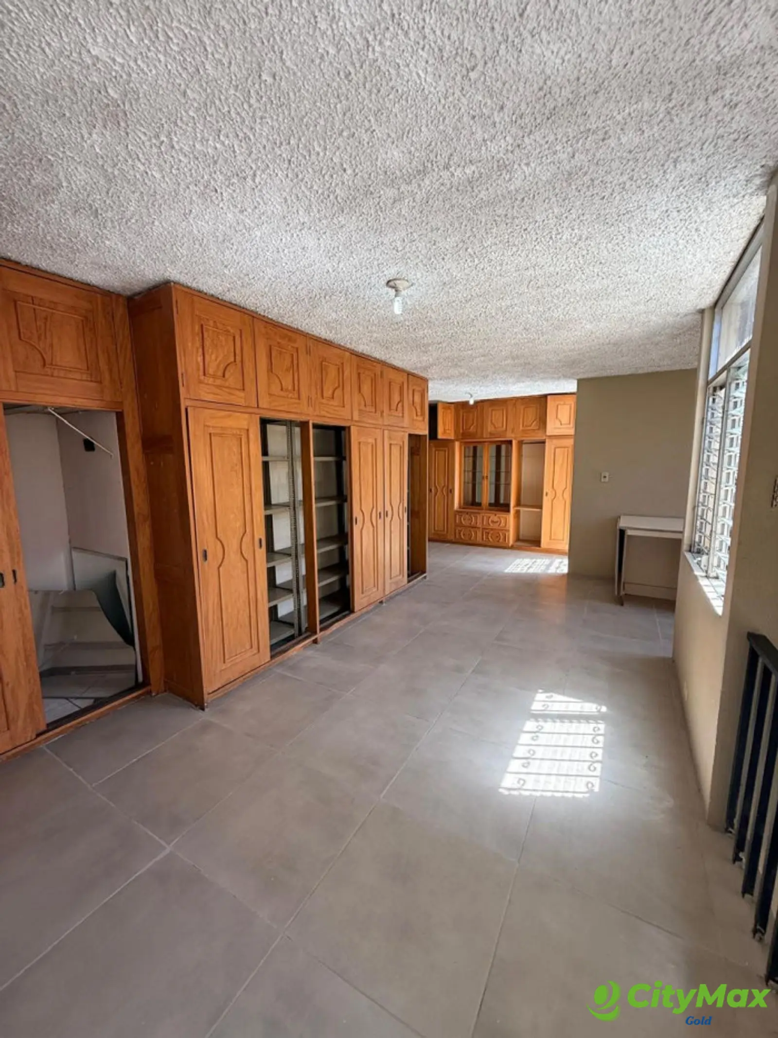Casa sobre vía principal en Venta en Lourdes Zona 17 - Salon multiuso