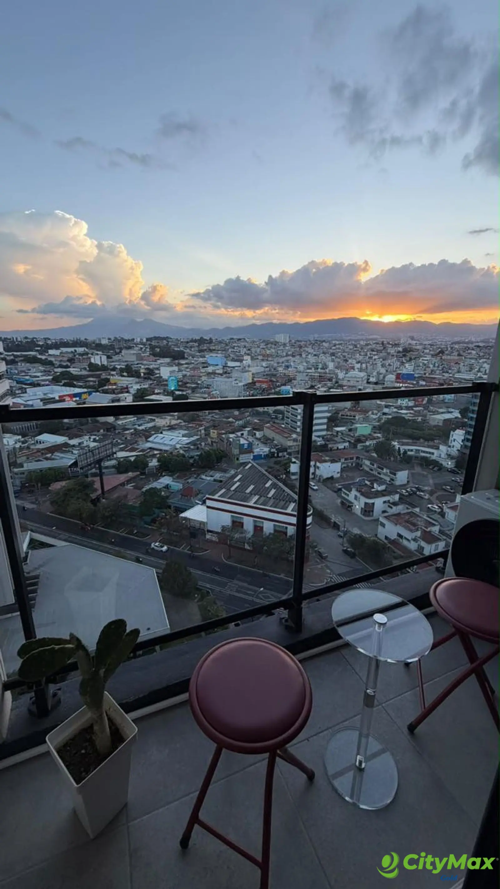 Apartamento amueblado y equipado en alquiler en  Zona 4 - foto 2