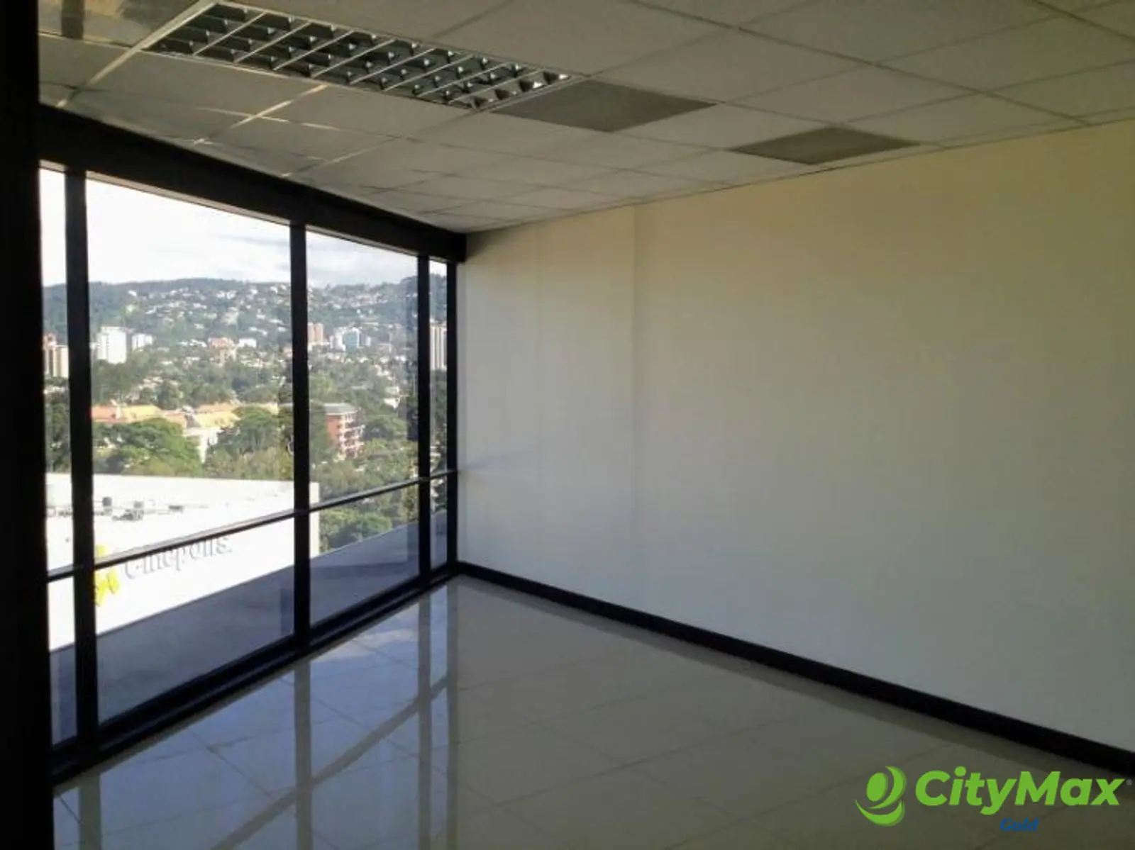 Oficina amplia en Venta en Zona 10 de Guatemala - foto 9