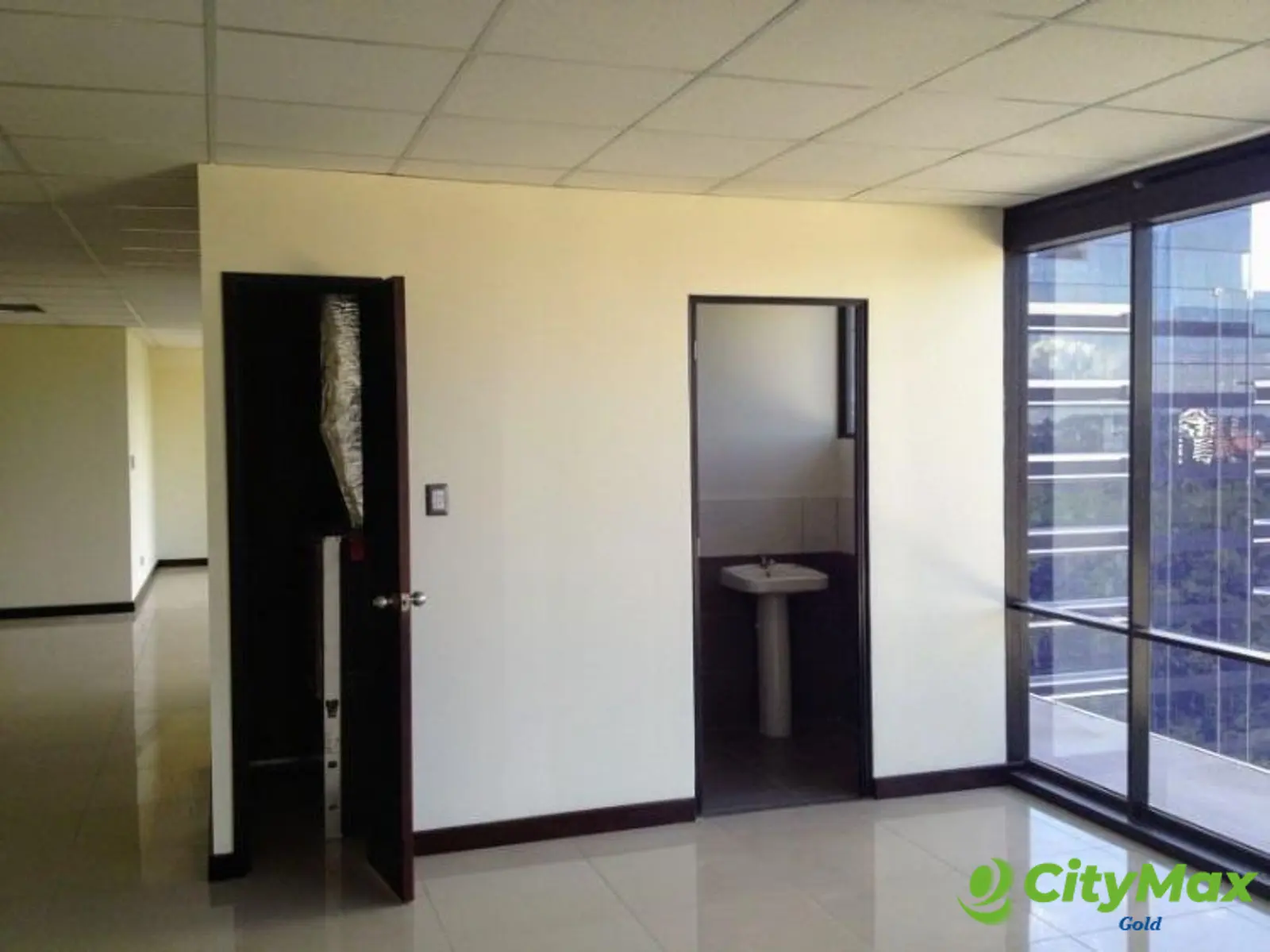 Oficina amplia en Venta en Zona 10 de Guatemala - foto 10