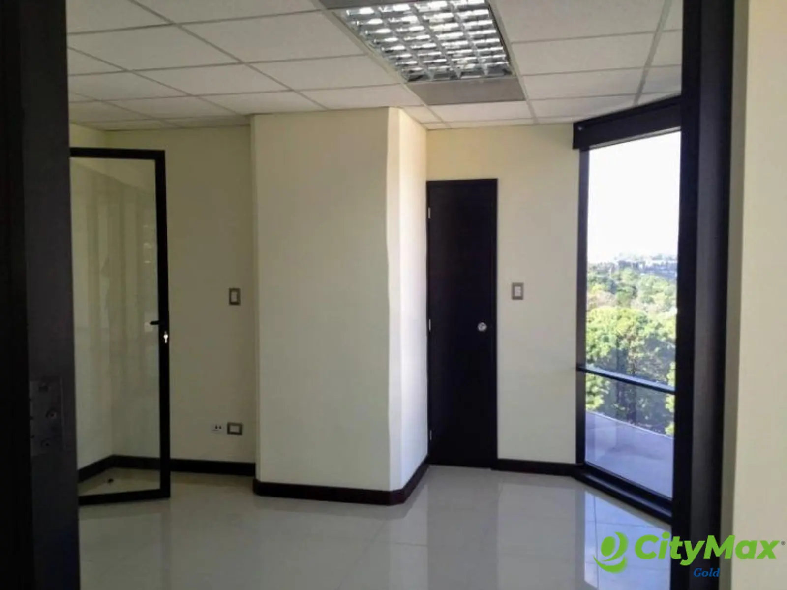 Oficina amplia en Venta en Zona 10 de Guatemala - foto 8