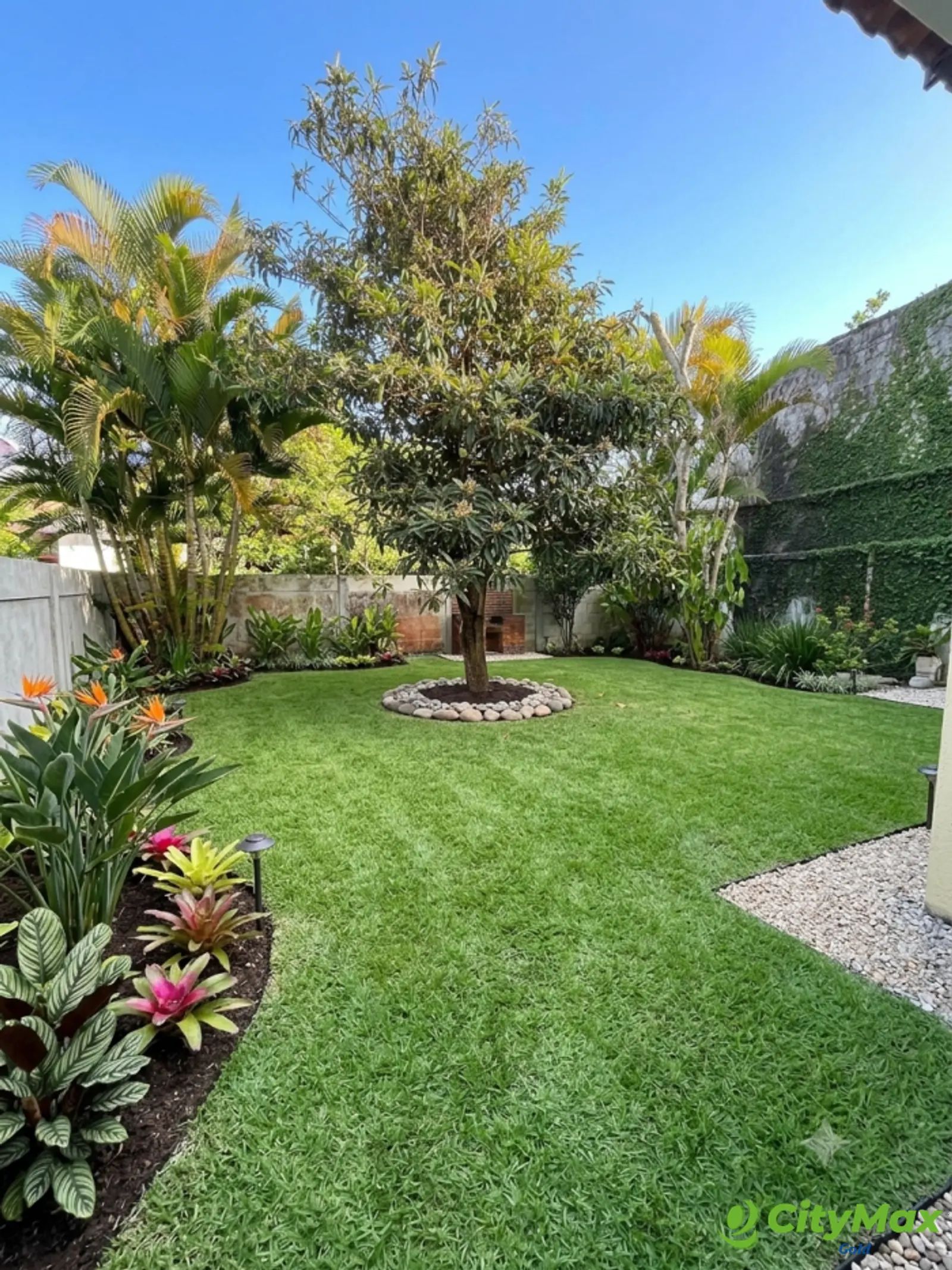 Casa sobre vía principal en Venta en Lourdes Zona 17 - Jardín (imagen generada por IA para fines ilustrativos)