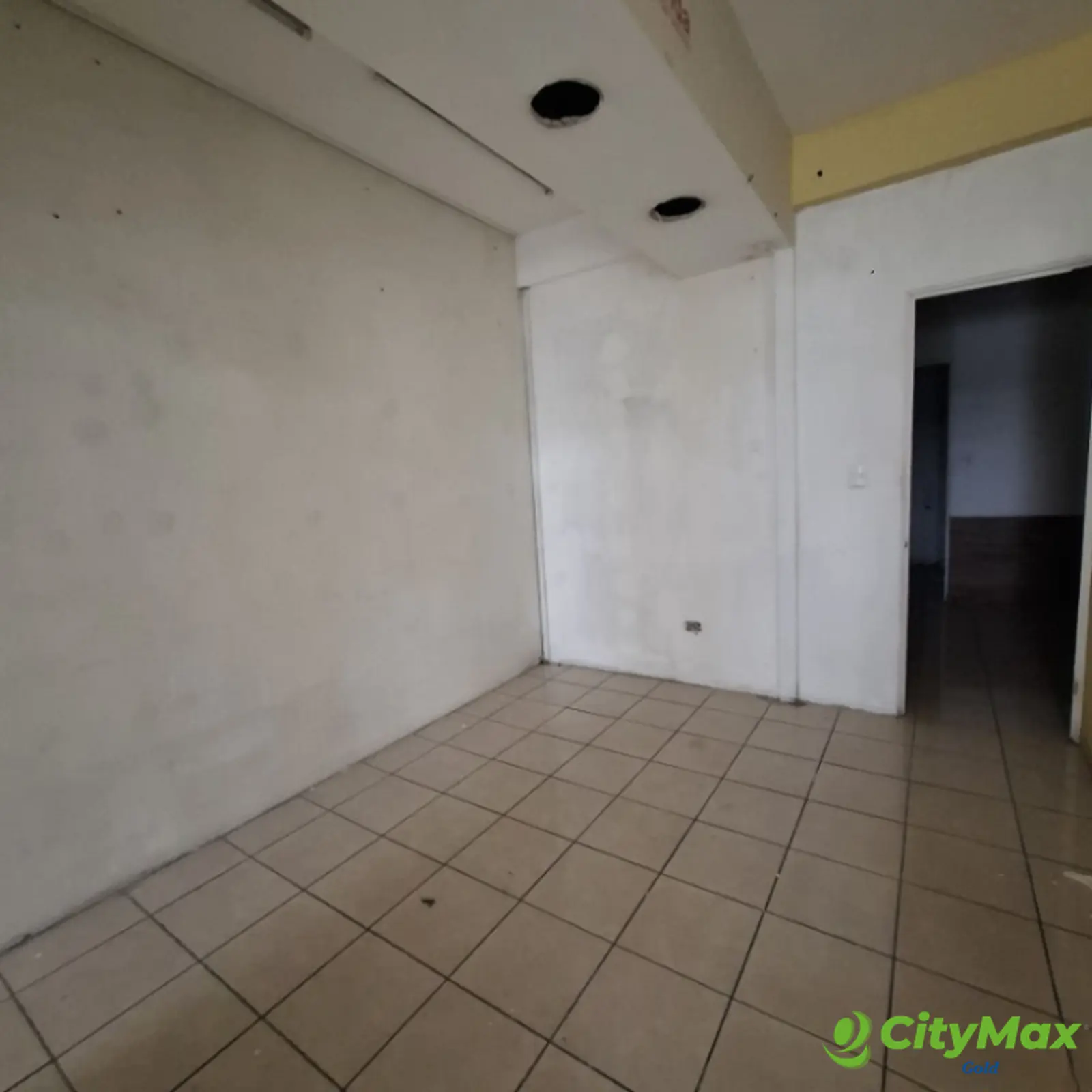 Rento Local en Centro Comercial en calzada Roosevelt - foto 4