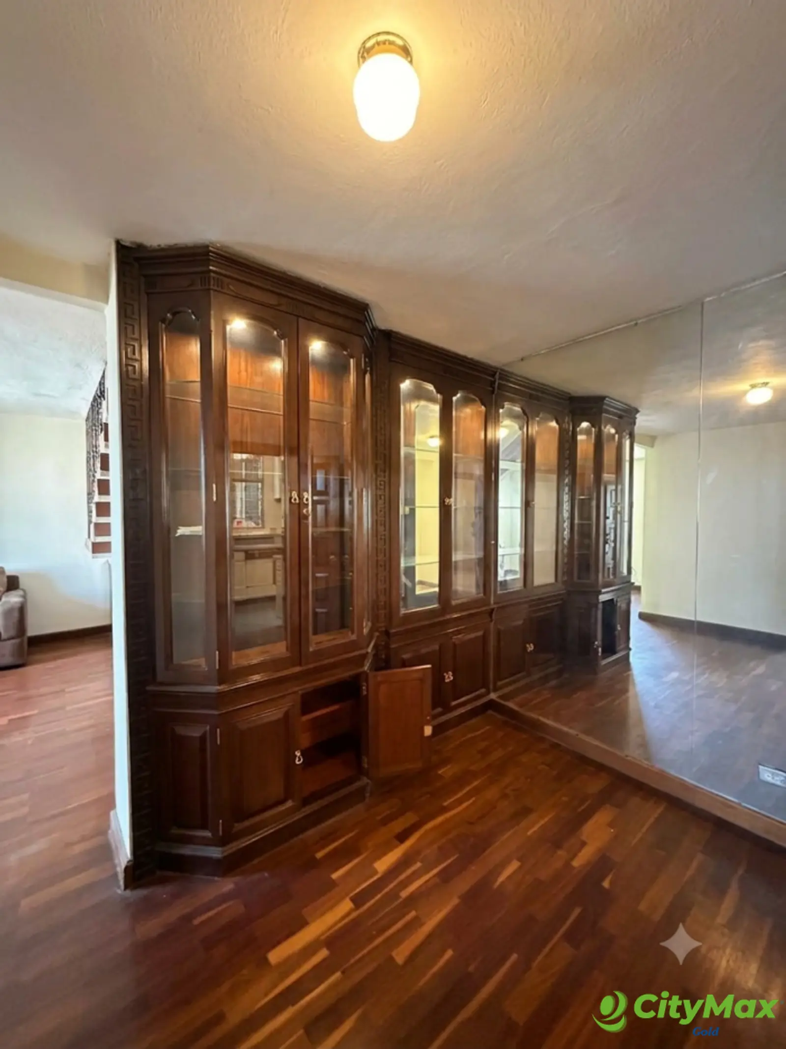 Casa sobre vía principal en Venta en Lourdes Zona 17 - Recibidor con espejo