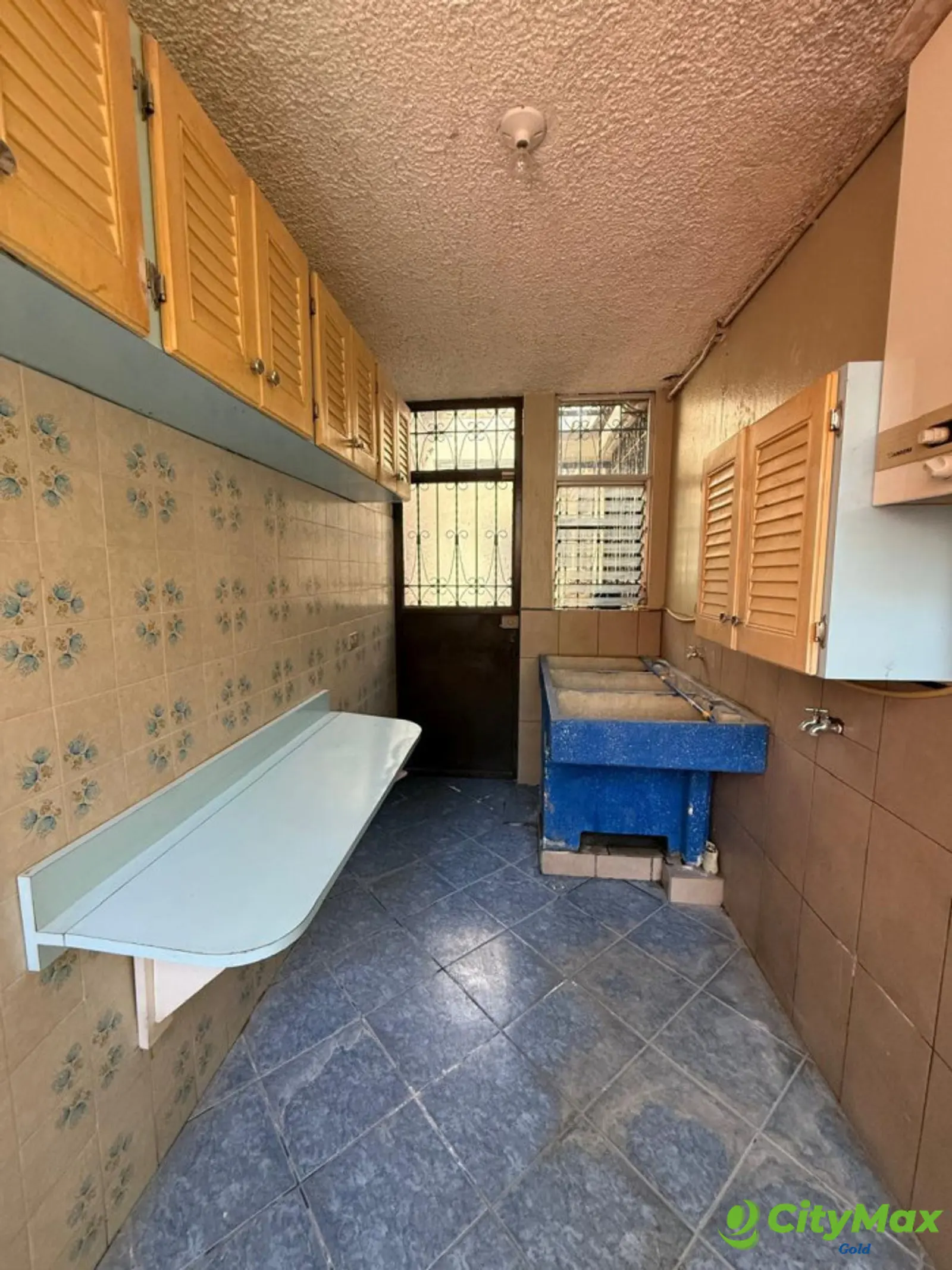 Casa sobre vía principal en Venta en Lourdes Zona 17 - Area de lavandería