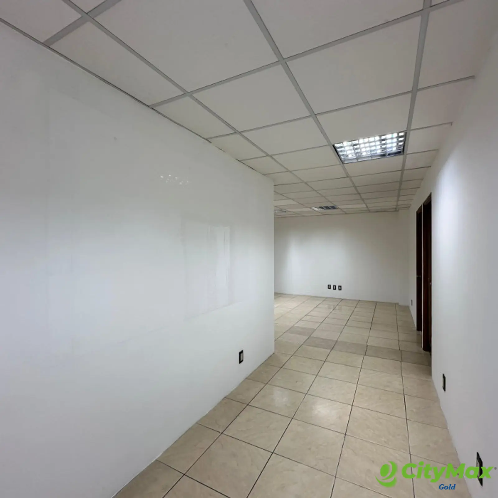 Oficina en Venta Para Inversión en Zona 10 - foto 3