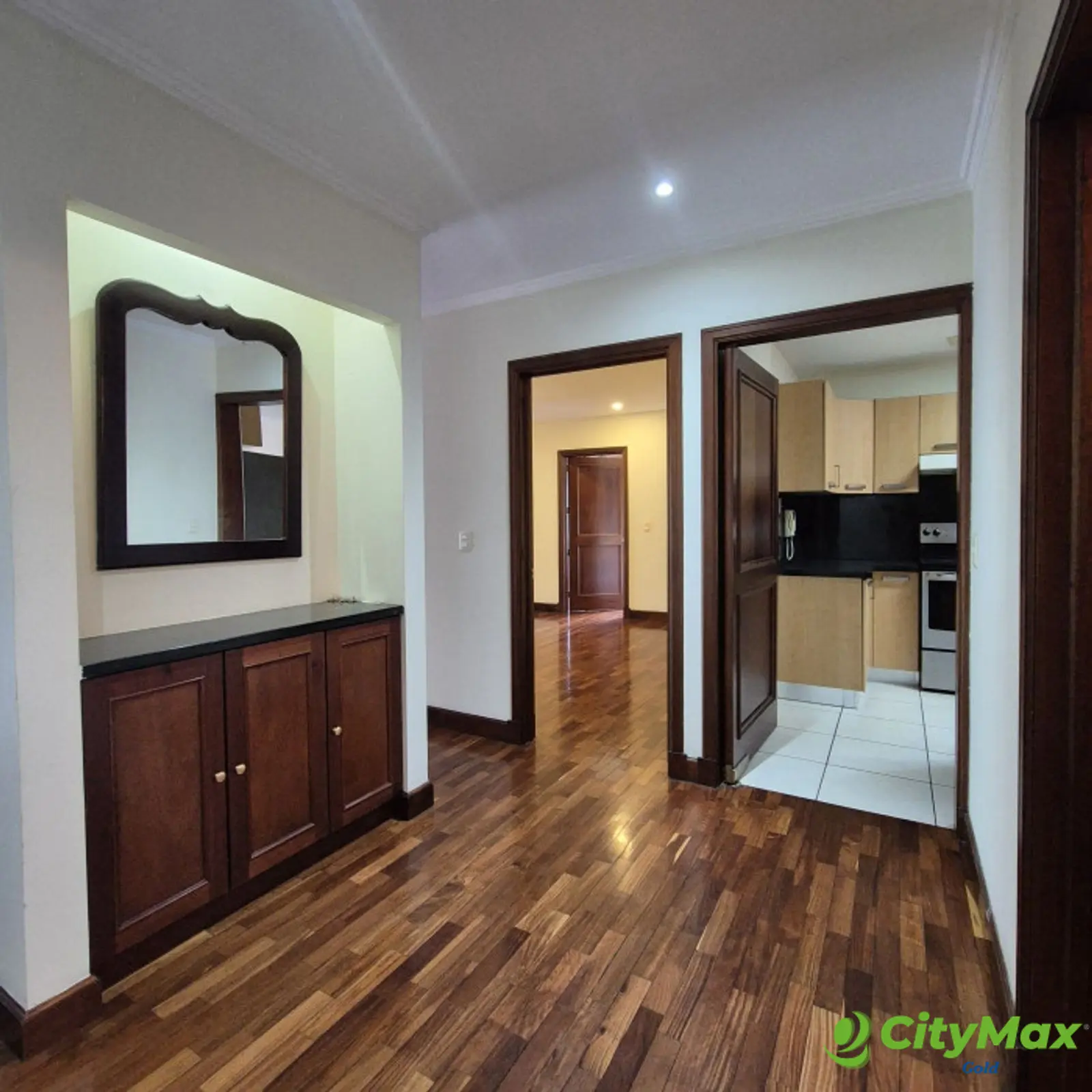 Apartamento amplio en alquiler en zona 10 - foto 3