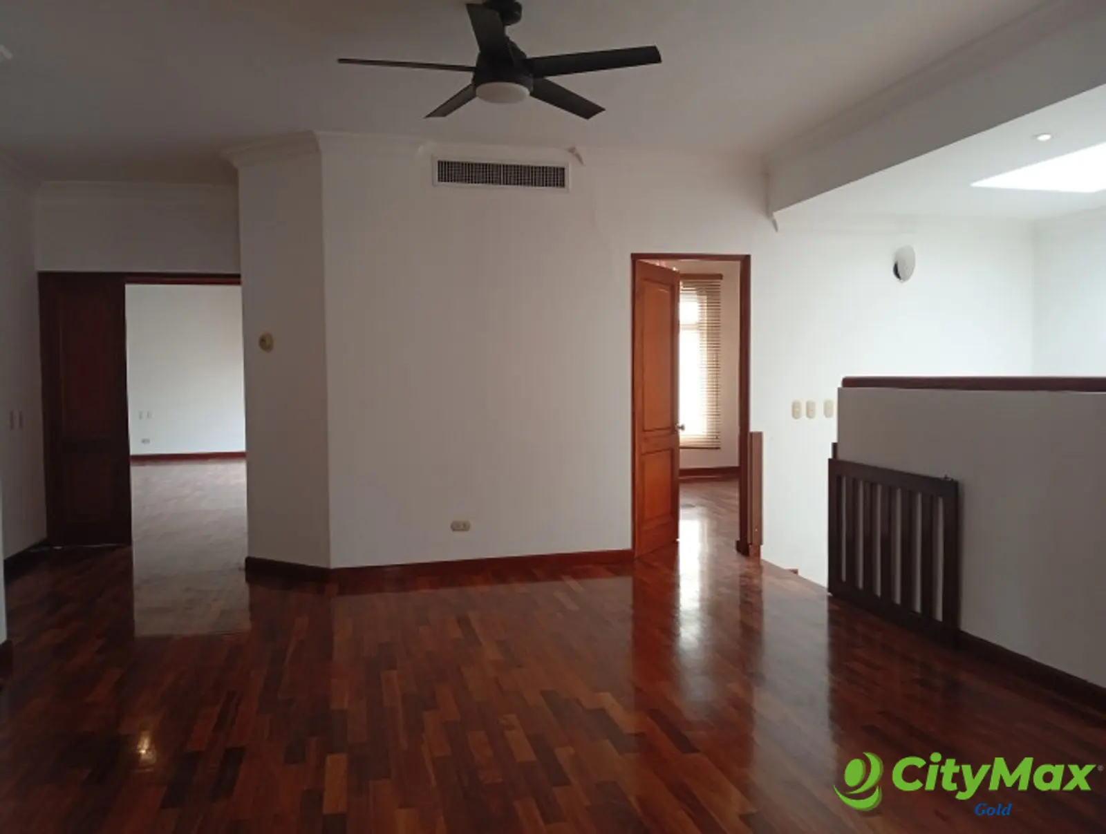 Casa en renta Condominio Cercano Diagonal 6, Zona 10 - foto 11