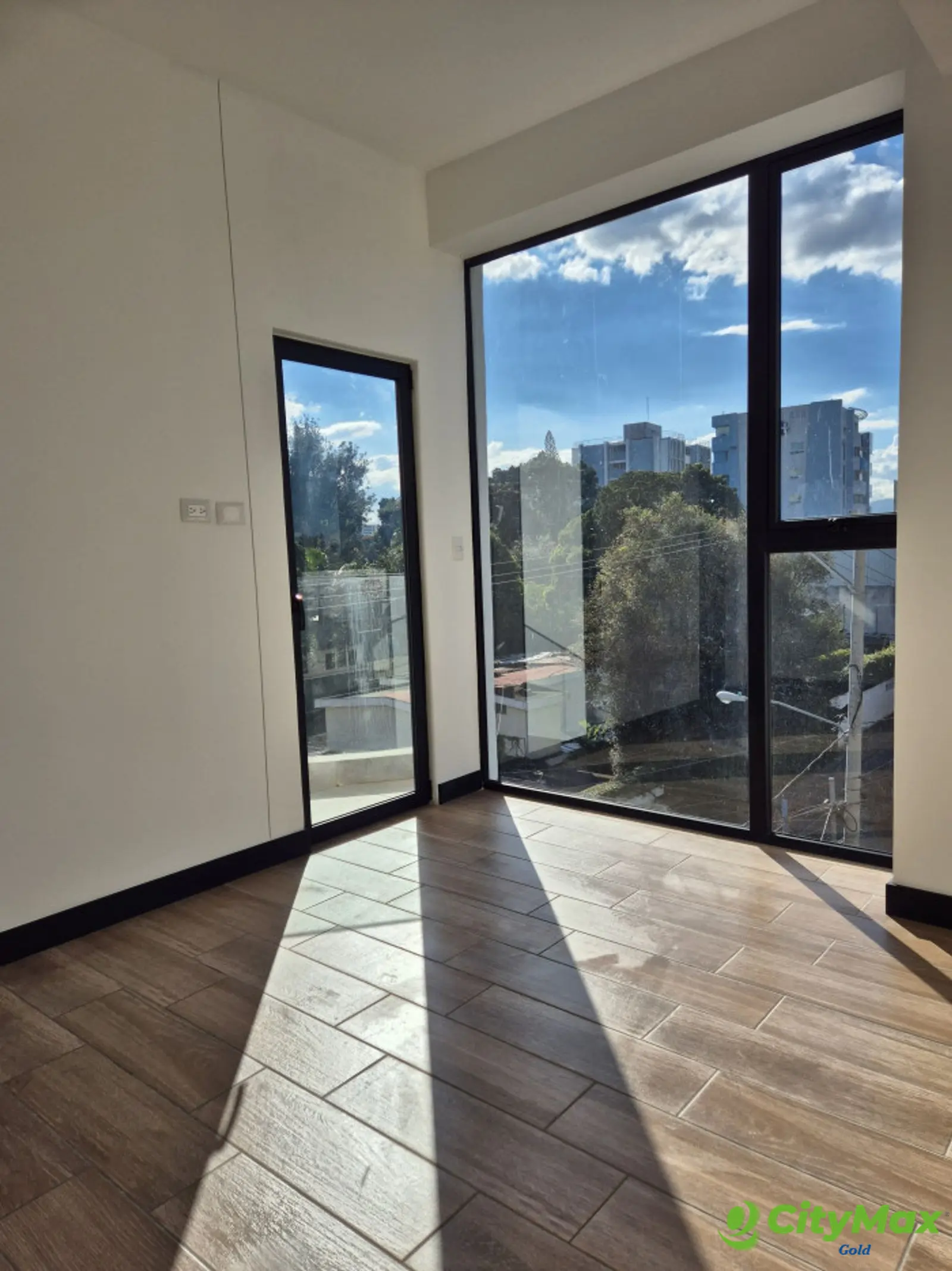 Apartamento en alquiler o venta en zona 10 - foto 2