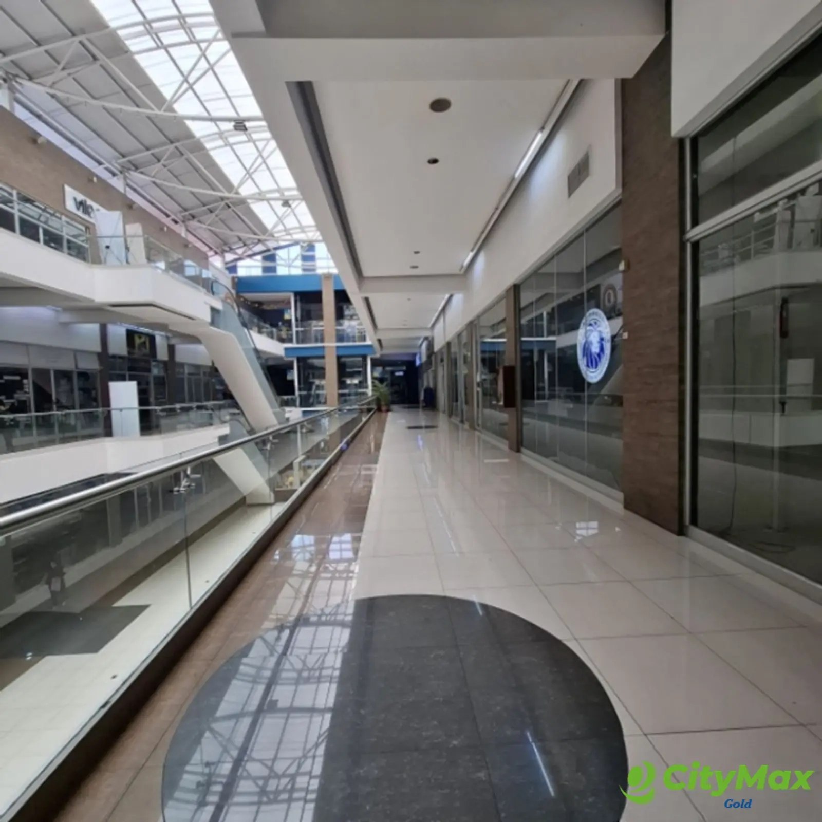 Rento Local en Centro Comercial en calzada Roosevelt - foto 6