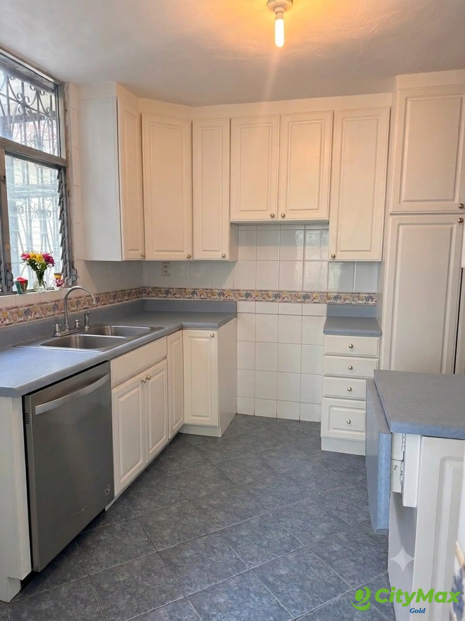 Casa sobre vía principal en Venta en Lourdes Zona 17 - cocina