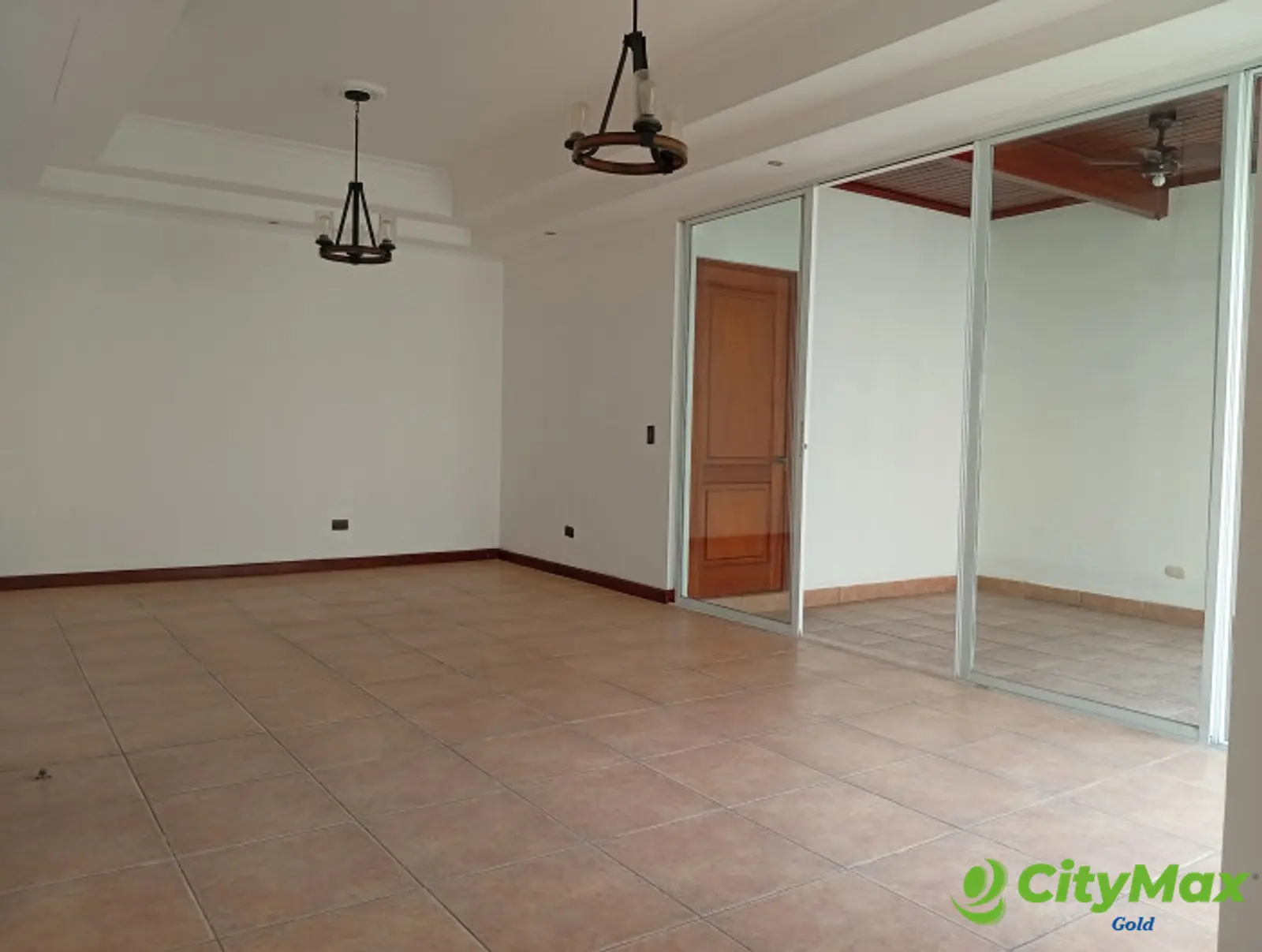 Casa en renta Condominio Cercano Diagonal 6, Zona 10 - foto 4